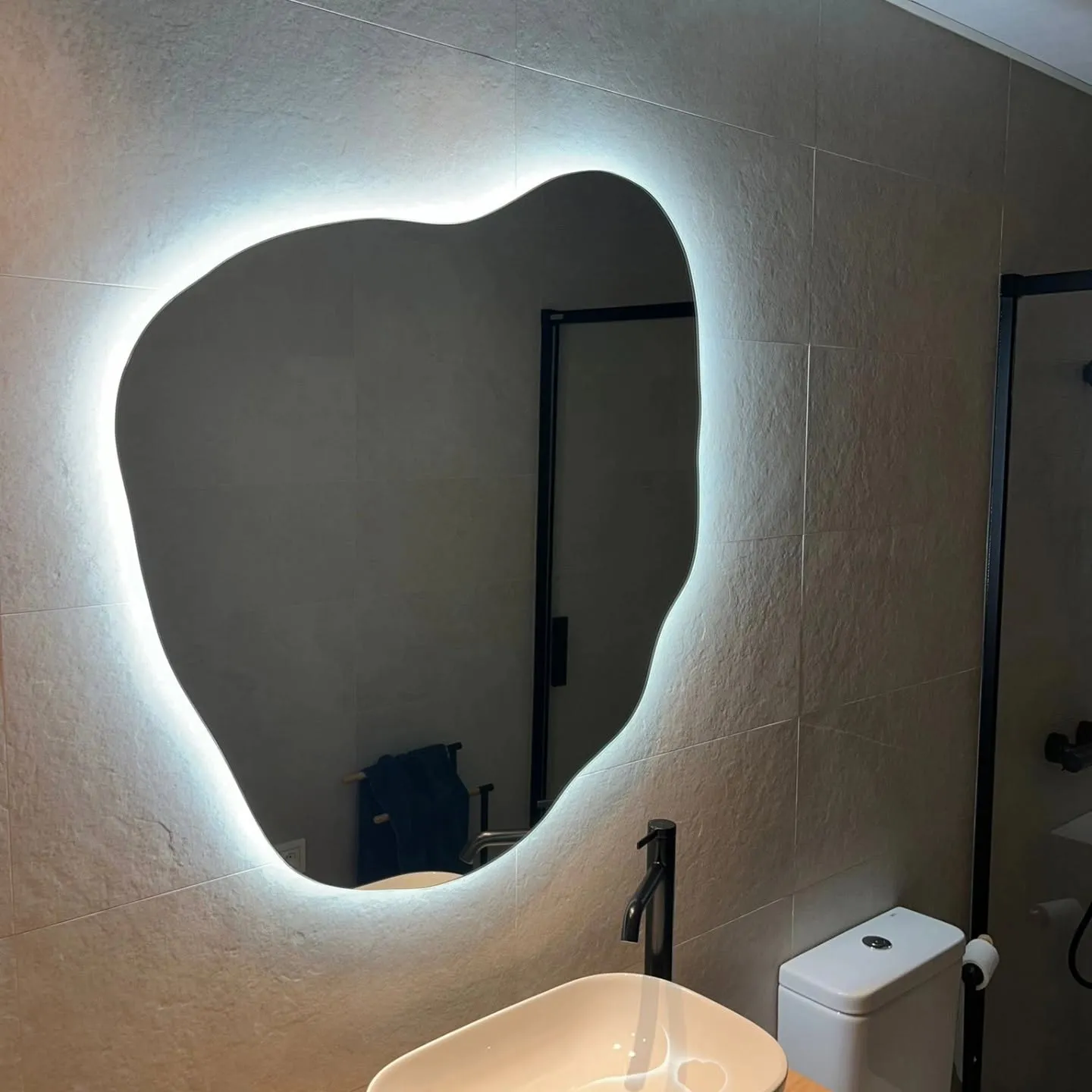 Espejo de forma personalizada con iluminación